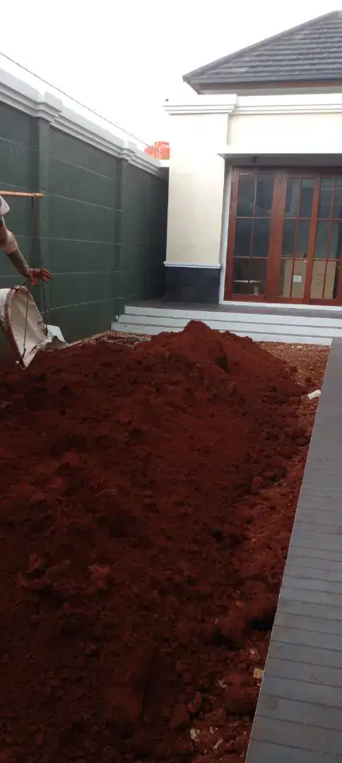 Tanah merah campur puing urug buang tanah sampah