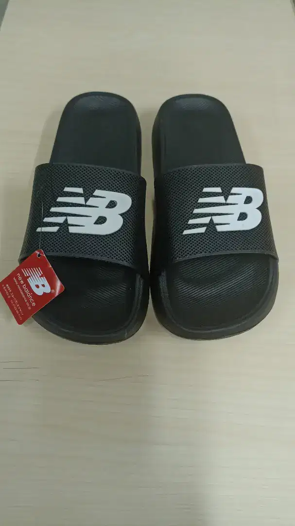 Sendal NB hitam