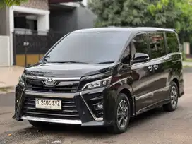 Toyota Voxy 2.0 AT 2018