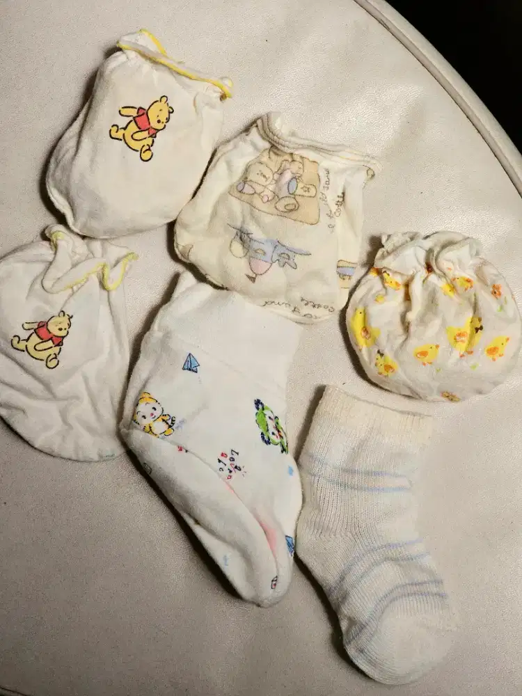 Sarung tangan kaos kaki bayi