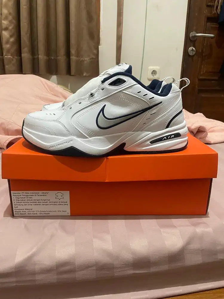Sepatu NIKE AIR MONARCH