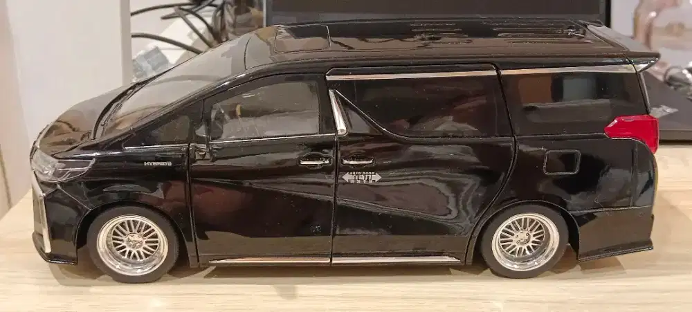 Mainan mobil miniatur alphard skala 1:18