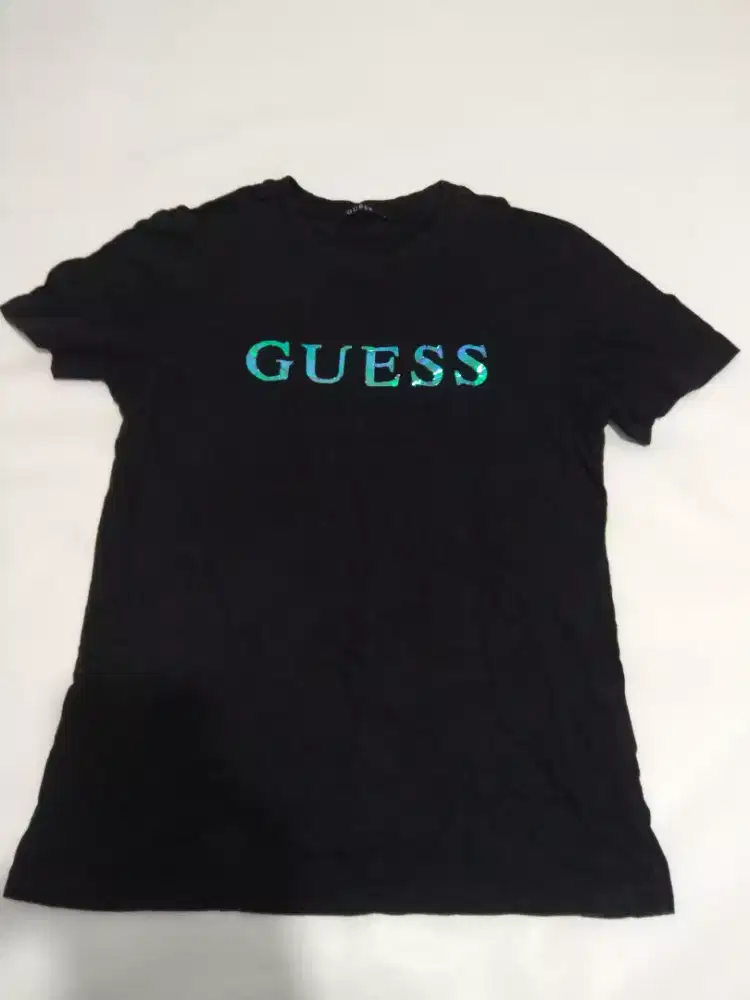 Guess Kaos Lengan Pendek
