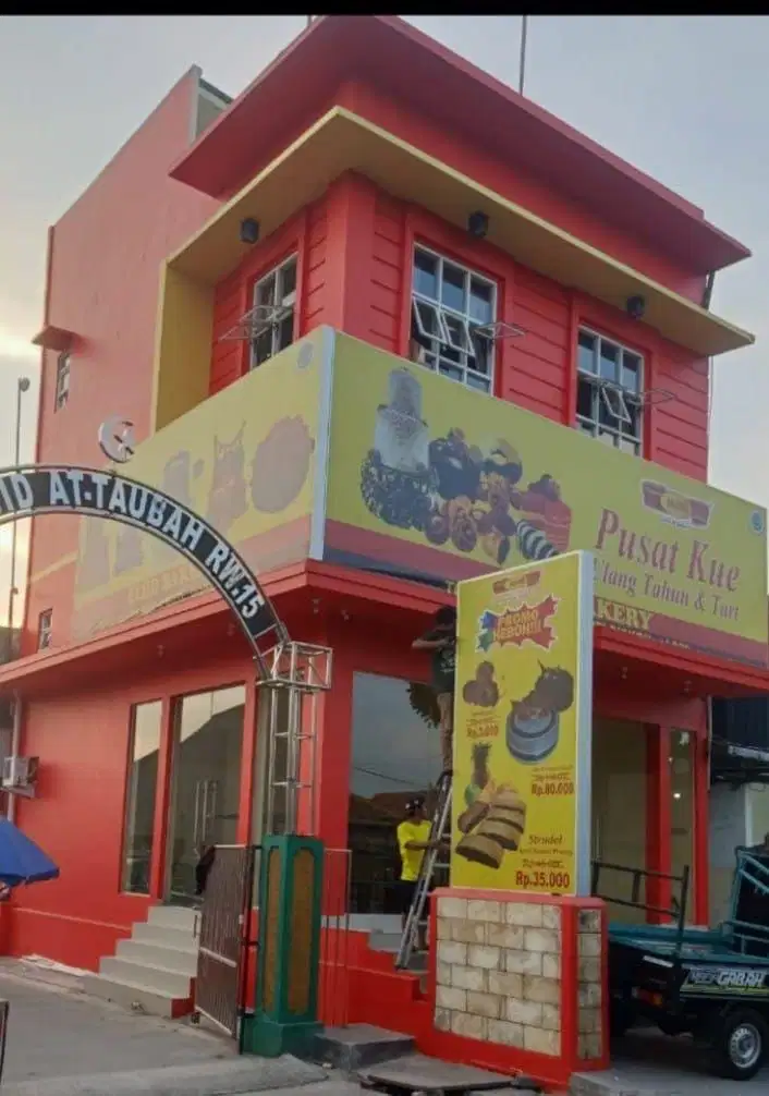 Disewakan gedung 3 lantai