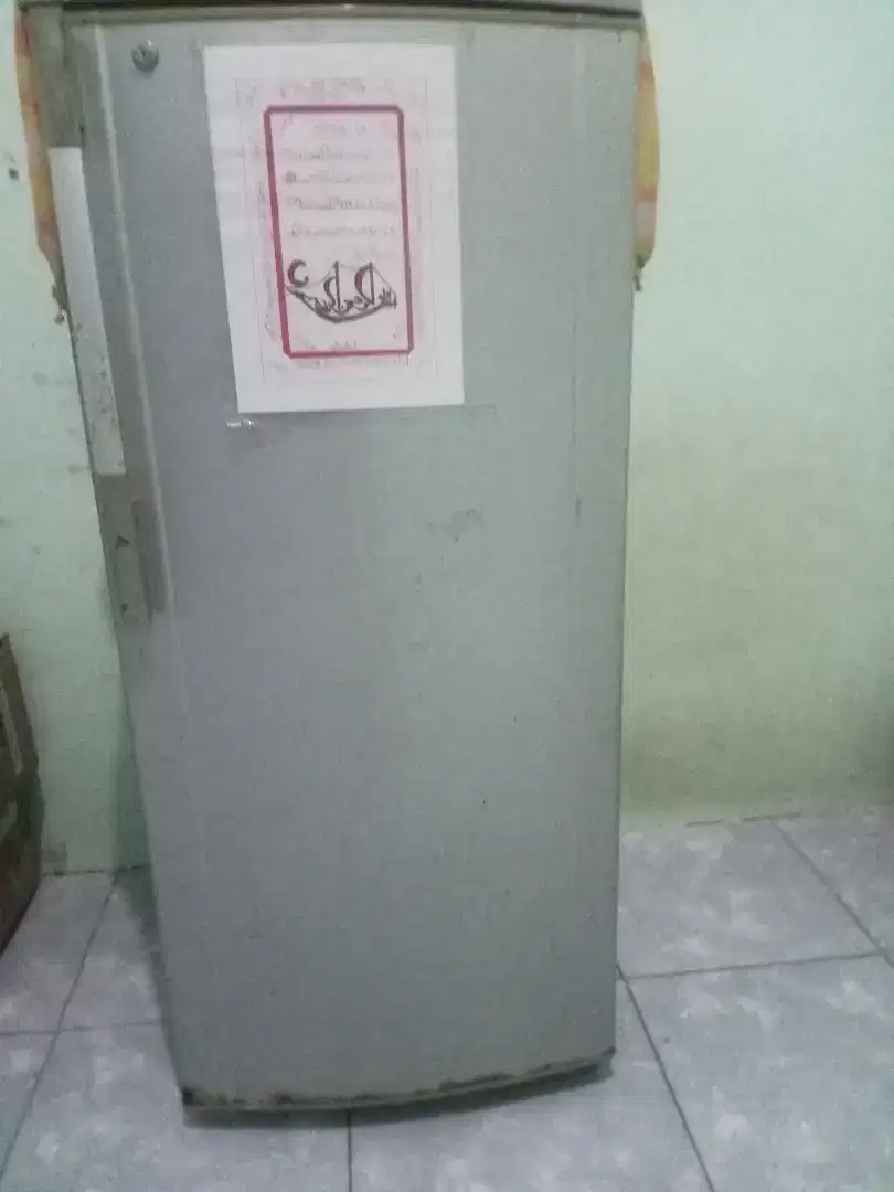 Di jual frezer sharp