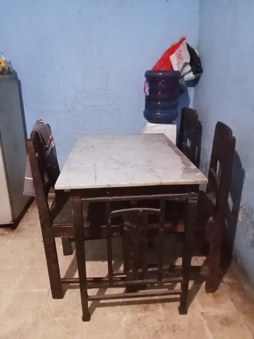 Meja makan marmer lawas