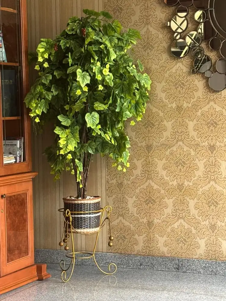 Pohon hijau hiasan artifisial