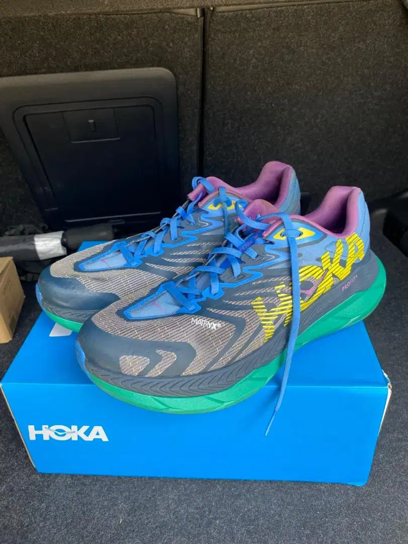 sepatu running  Hoka tecton X2