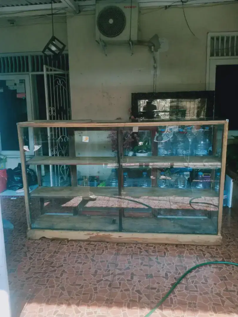 Etalase warung jati