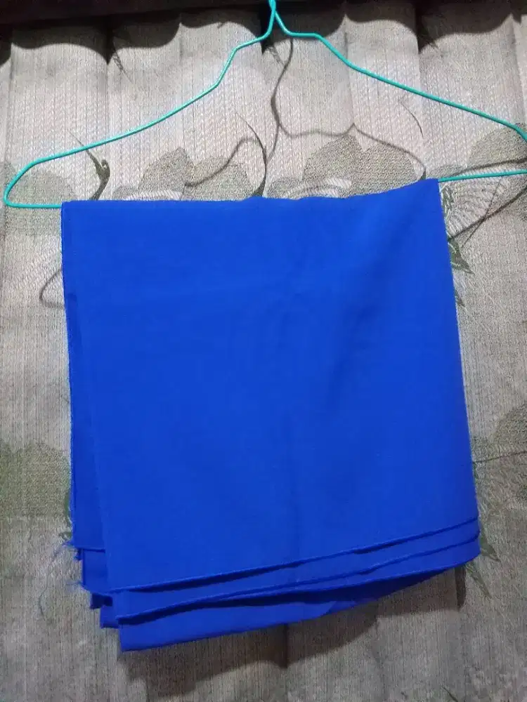 Kerudung segi empat biru