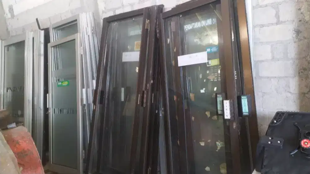 Pintu kaca aluminium