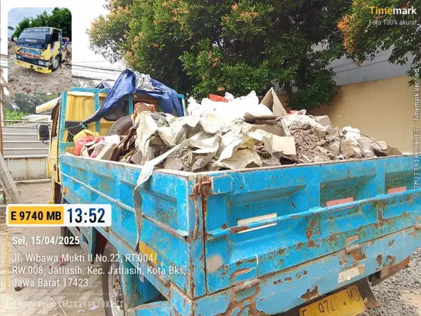 Buang puing sampah proyek