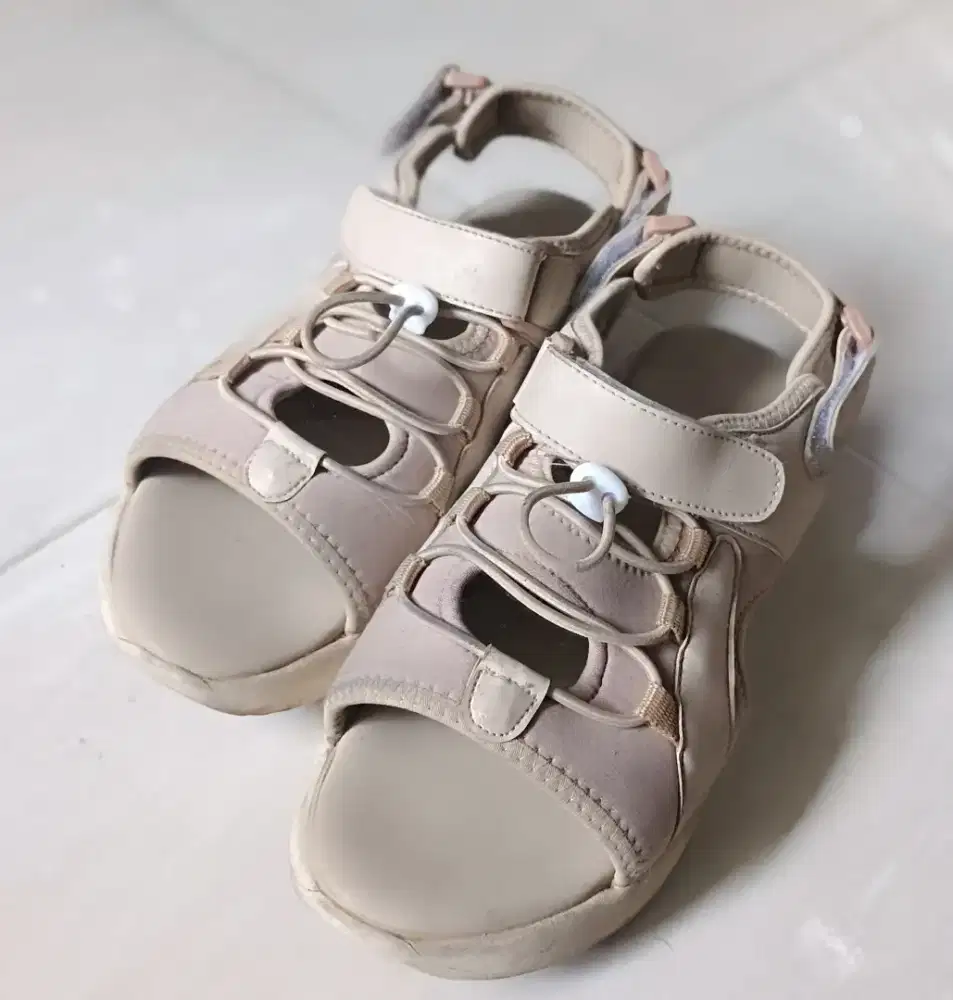 Sepatu sandal wanita