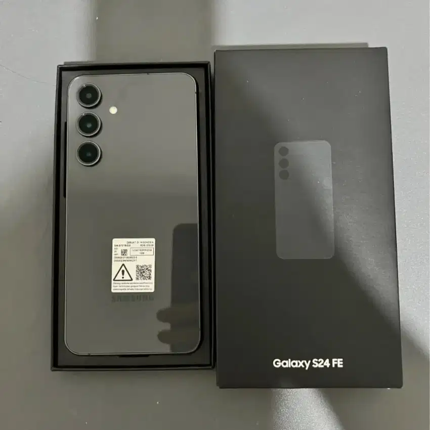 Samsung S24 Fe graphite 8/256 GB fullset mulus like new