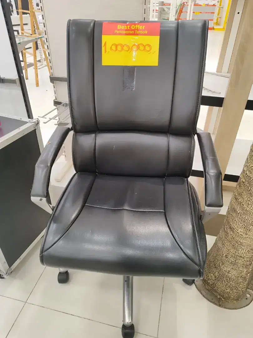 Kursi kantor hitam