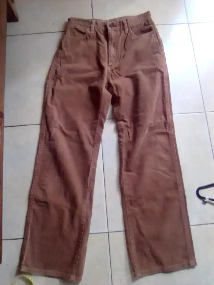 Celana jeans UNIQLO bahan cordoray