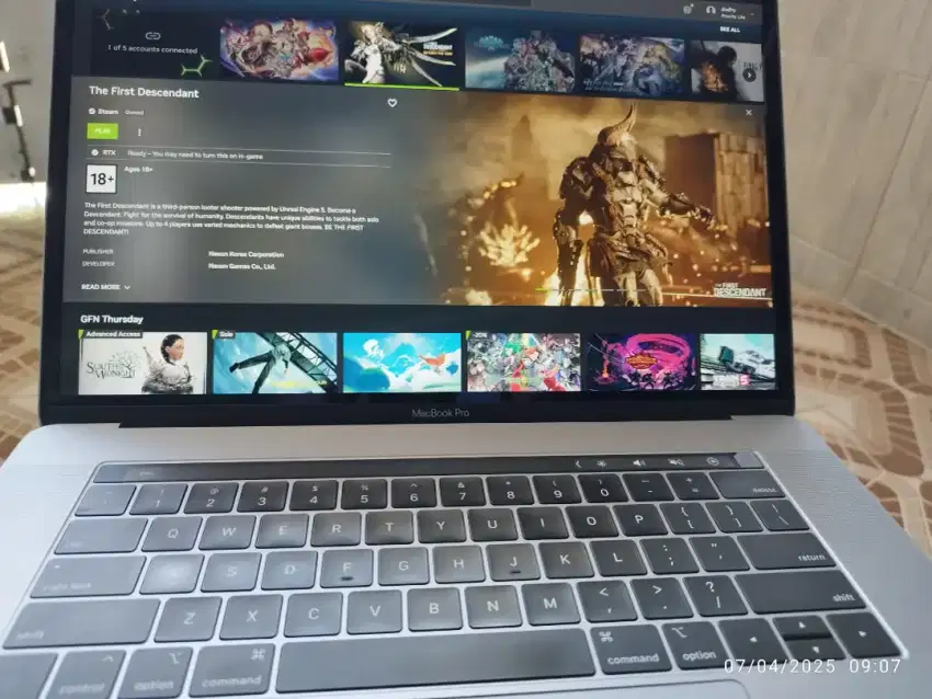 MacBook Pro 15,4ich i7 dual VGA SSD512/16 TouchBar