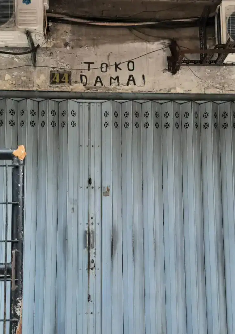 karyawati toko tas grosir di Pasar Turi