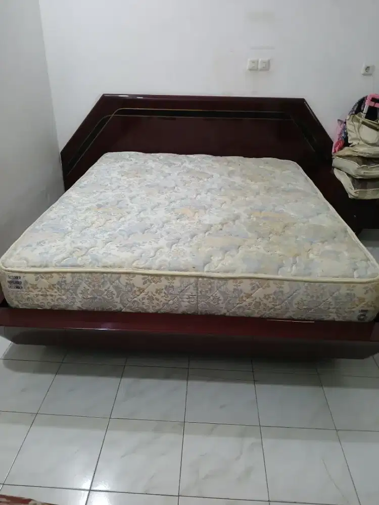 Dijual set tempat tidur side meja dan meja rias