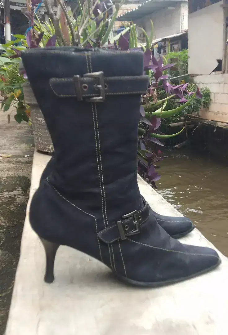 Sepatu wanita Oliver tinggi sebetis