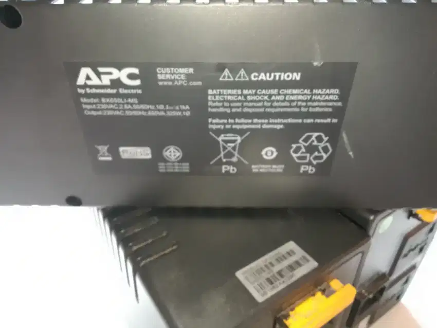 UPS merk APC by Schneider 650va kondisi gambling komplit.