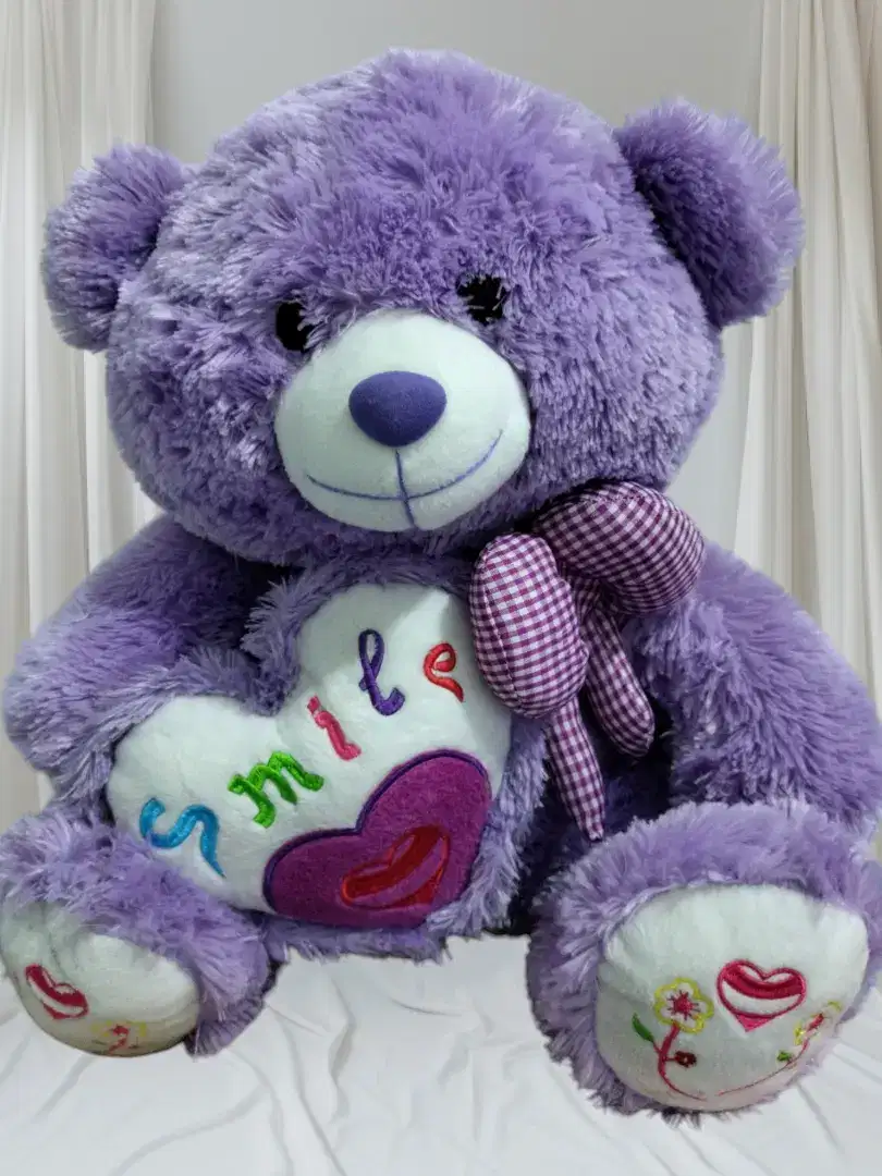Boneka beruang ungu
