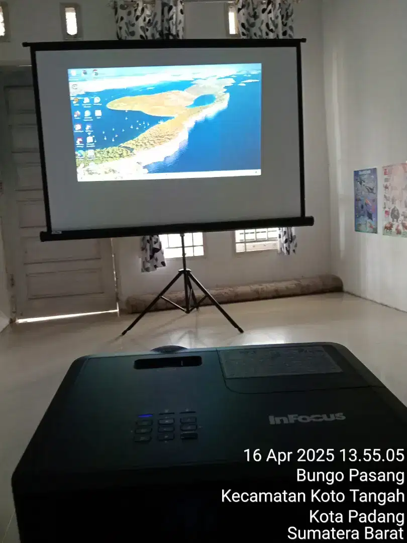 Disewain proyektor dan layar