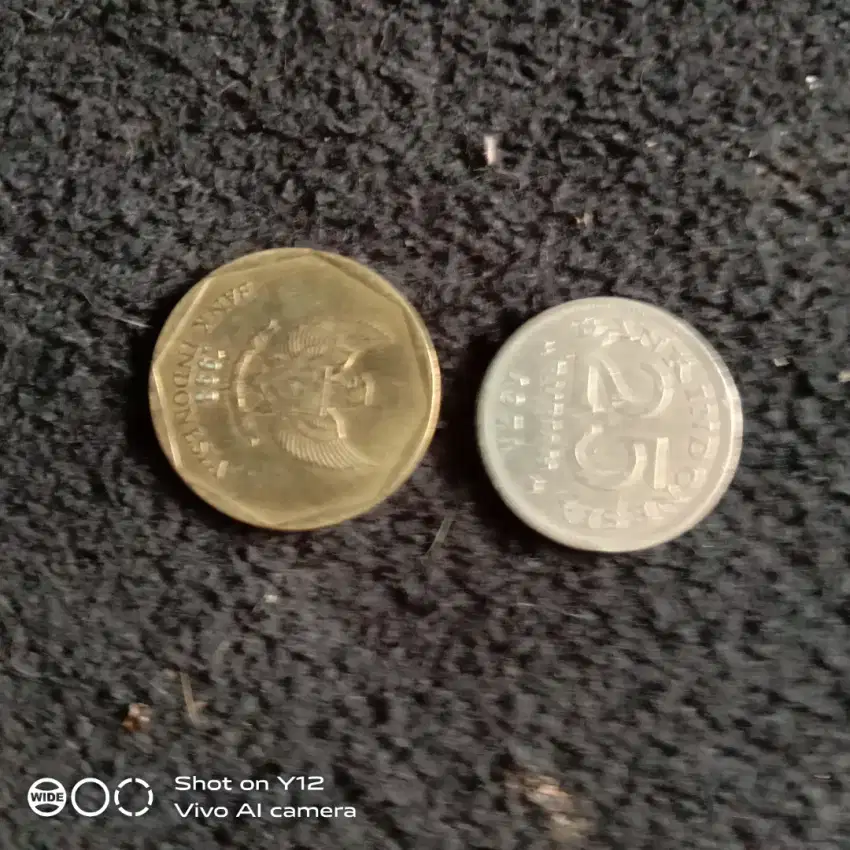 1keping koin 100rupiah tahun1998 dan 1 keping koin 25rupiah tahun 1971