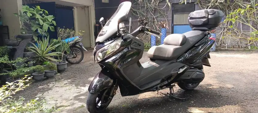 Motor Gede Moge SYM Maxsym 400i Tahun 2018 Hitam Mulus Barang Simpanan