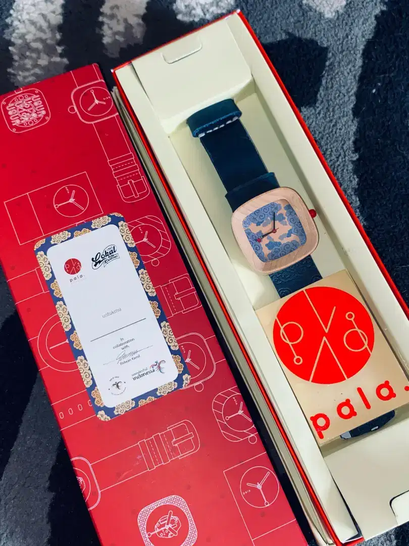 Jam pala nusantara mega mendung