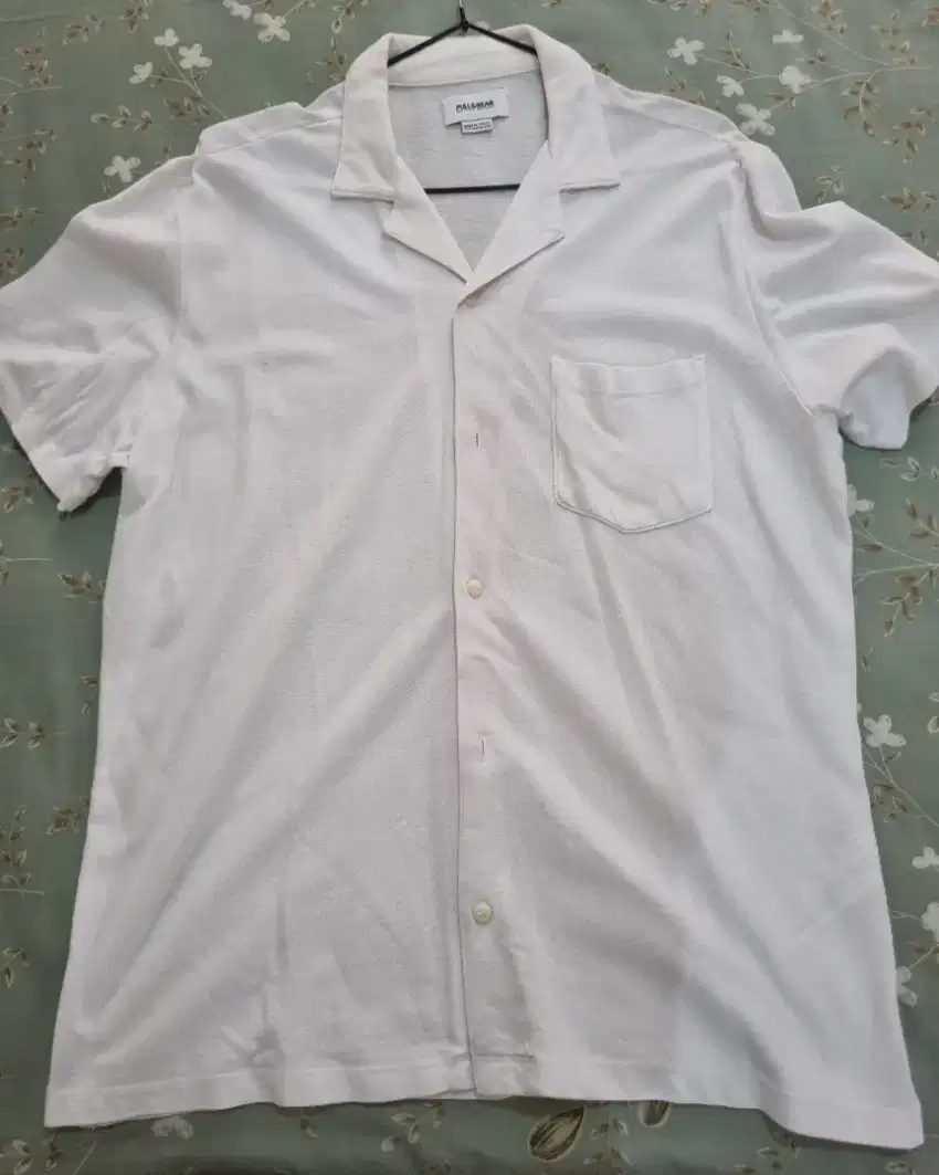 Kemeja Cuban Putih PULL&BEAR - Casual Cuban Collar Size S