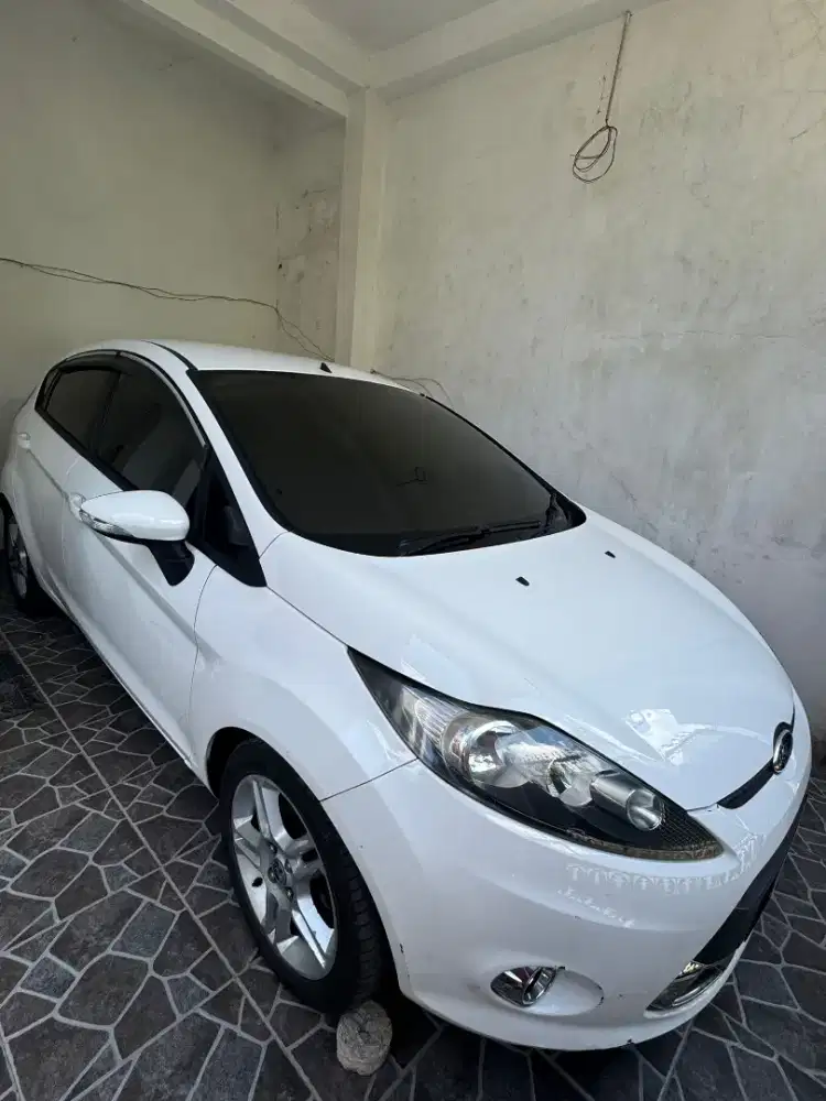 Ford Fiesta 1.6L A/T Putih (2013)