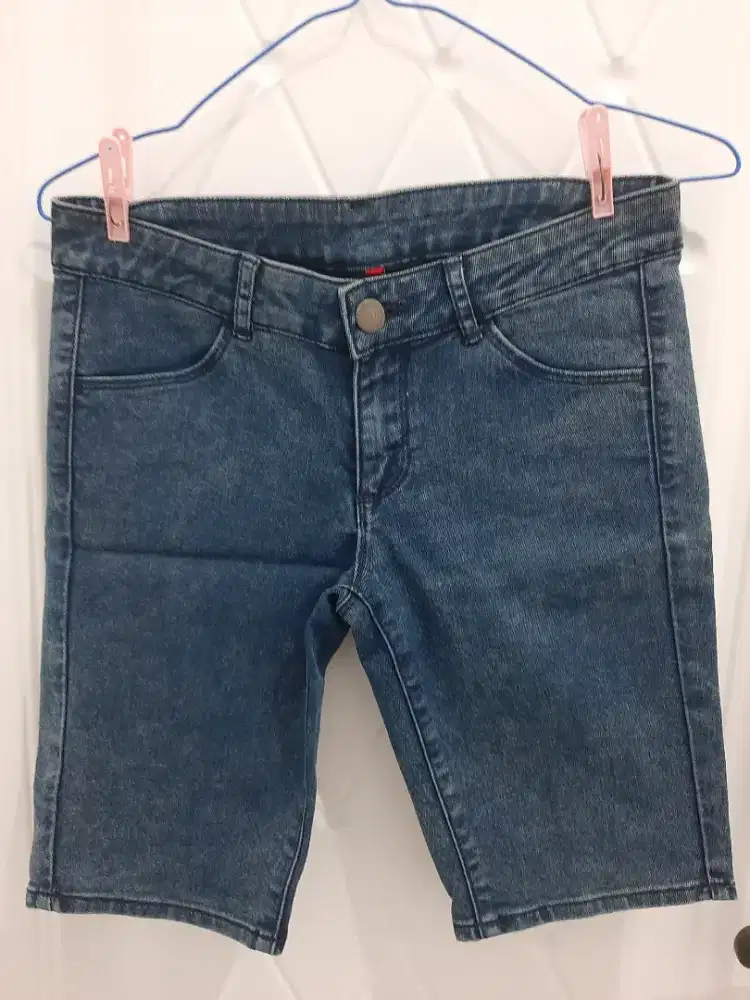 Celana jeans cewek selutut warna biru