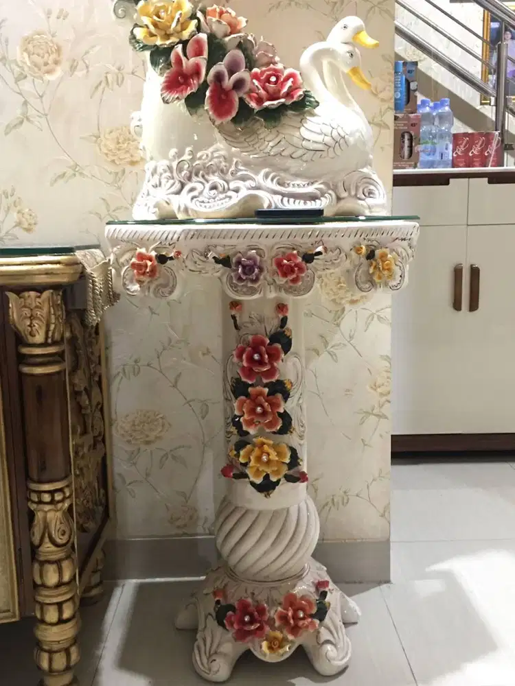 Set Guci Keramik Angsa dan Kaca Ukir Bunga Antik