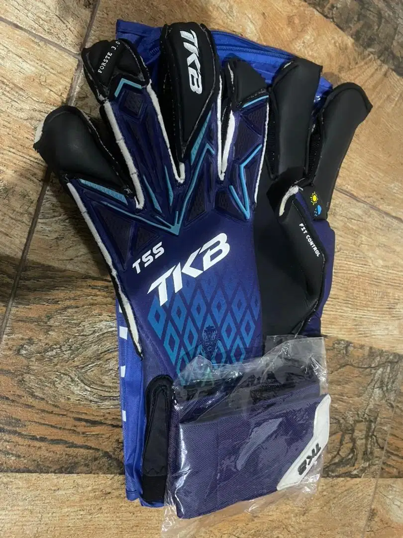 Sarung Tangan Kiper TKB Forste 3.0 Hybrid