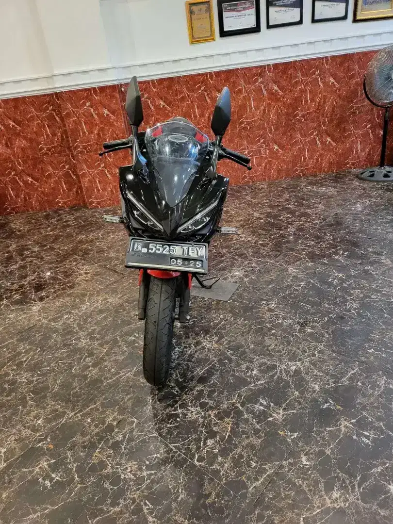 CBR 150 R ABS, MASIH MULUS SPRT BARU, KTP DAERAH BISA, GRATIS SERVICE