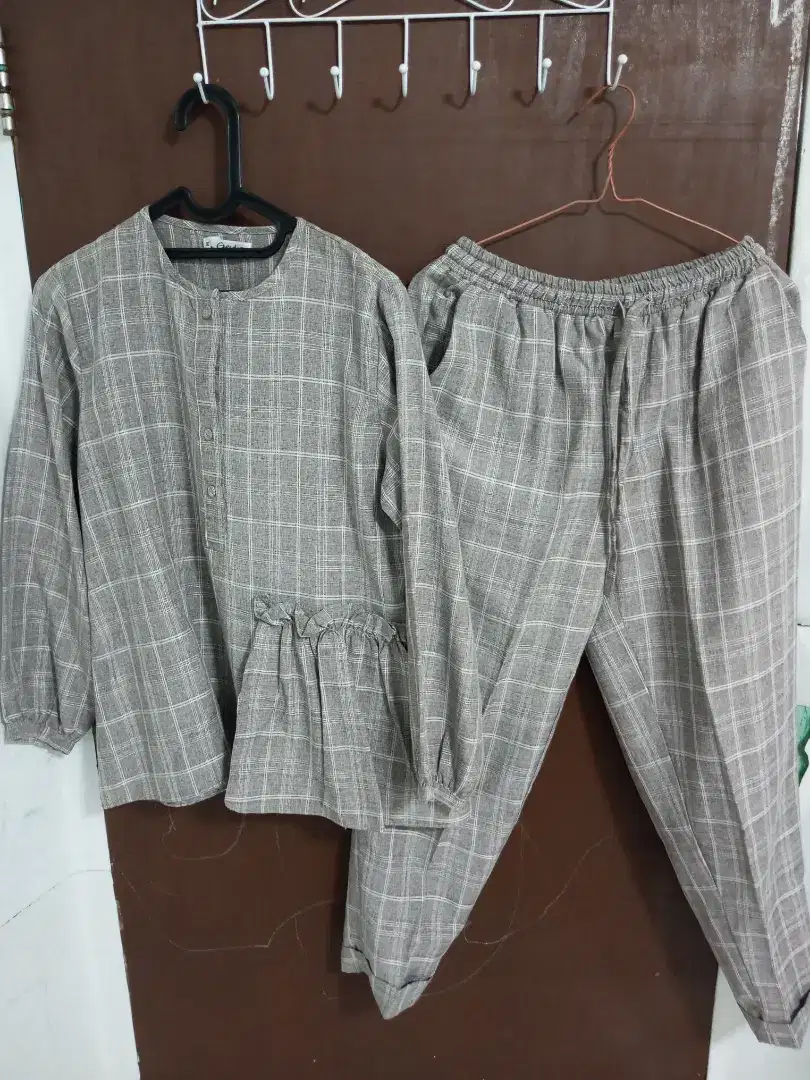 Setelan atas bawah merk 'geulis.id'