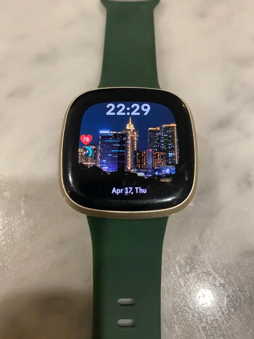 Smartwatch canggih Fitbit Versa 3. Mulus bgt!