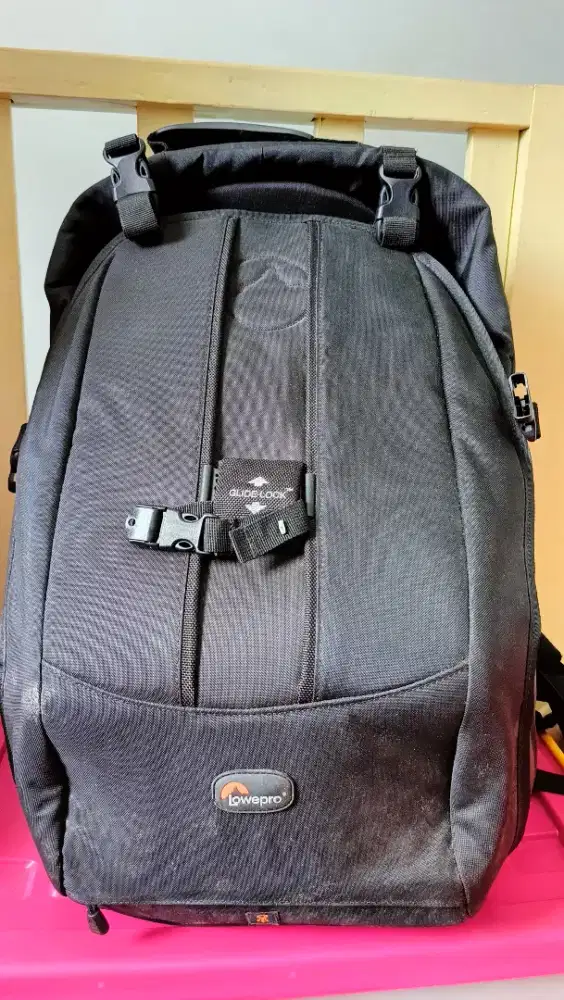 Tas lowepro warna hitam