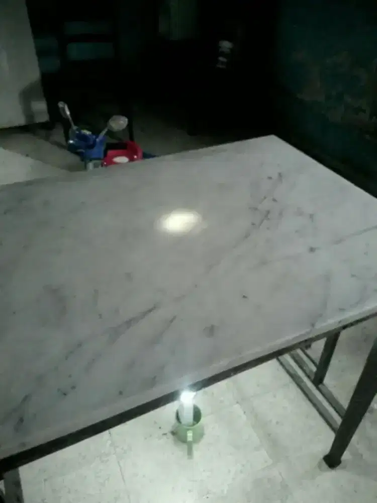 Meja makan marmer kuno