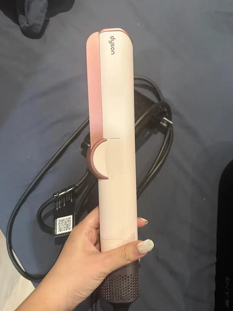 Dyson Airstrait warna Rose Gold