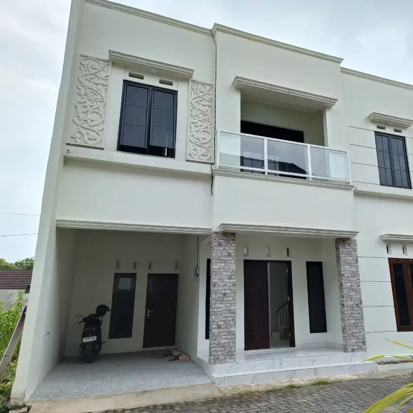 Rumah cantik modern 2 Lt dalam cluster dekat exit tol di Colomadu