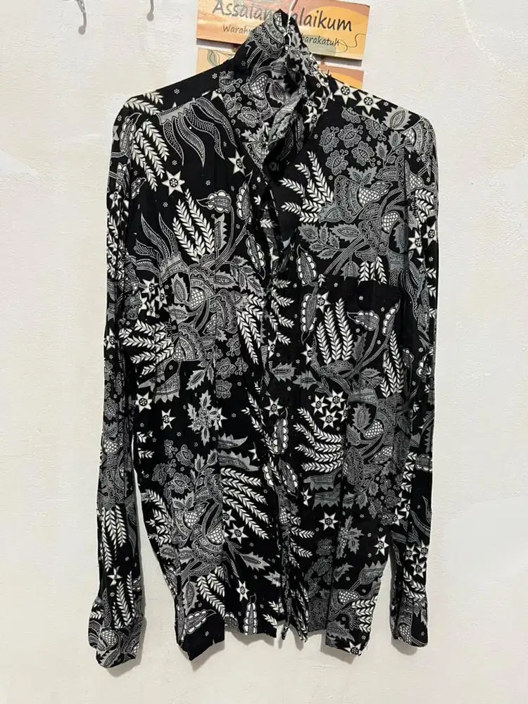 Kemeja batik hitam