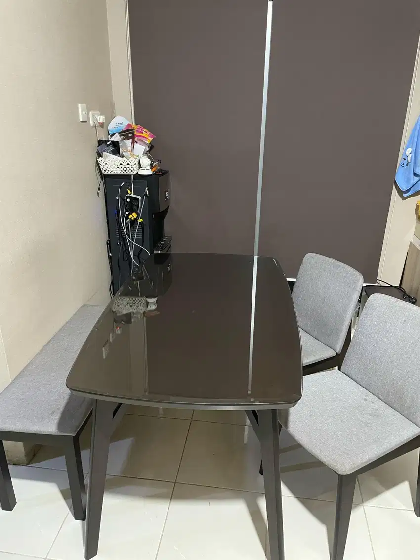 1 set meja makan informa termasuk kaca