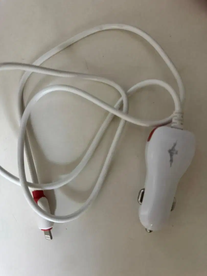 Charger Mobil + Kabel Lightning + 1 input USB A
