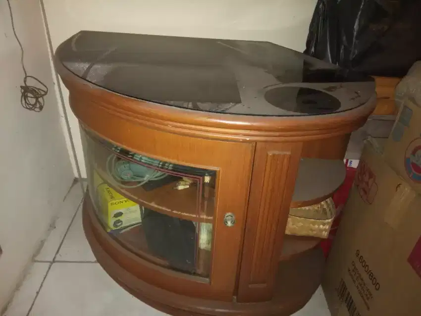 Meja kayu sudut ruangan berikut kaca