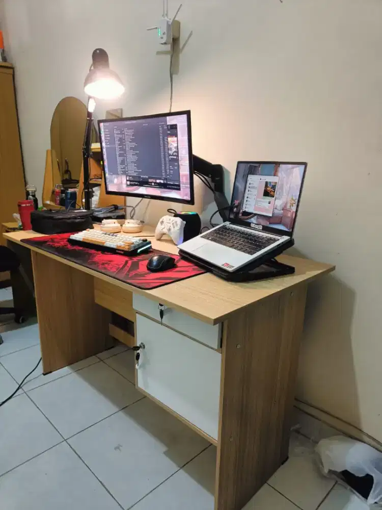 Meja kerja dirumah