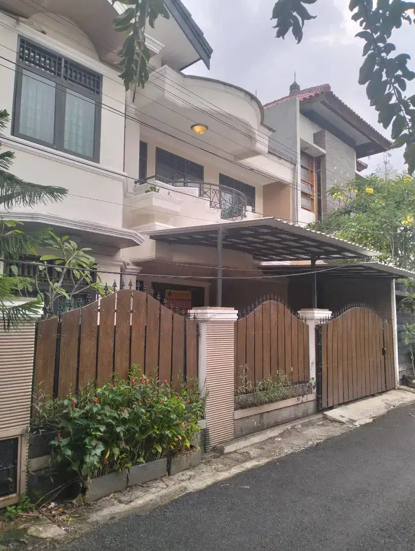 Di sewa rumah besar akses 2mobil startegis lokasi tebet barat