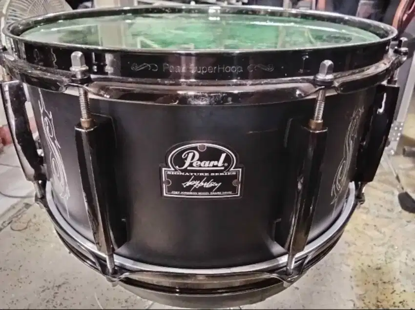 Snare drum pearl signature series