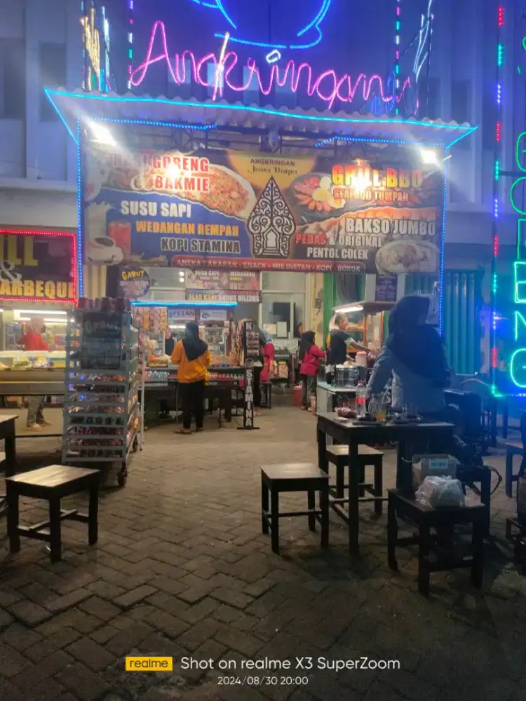 Staf Kasir dan Staf Administrasi Pujasera Cafe